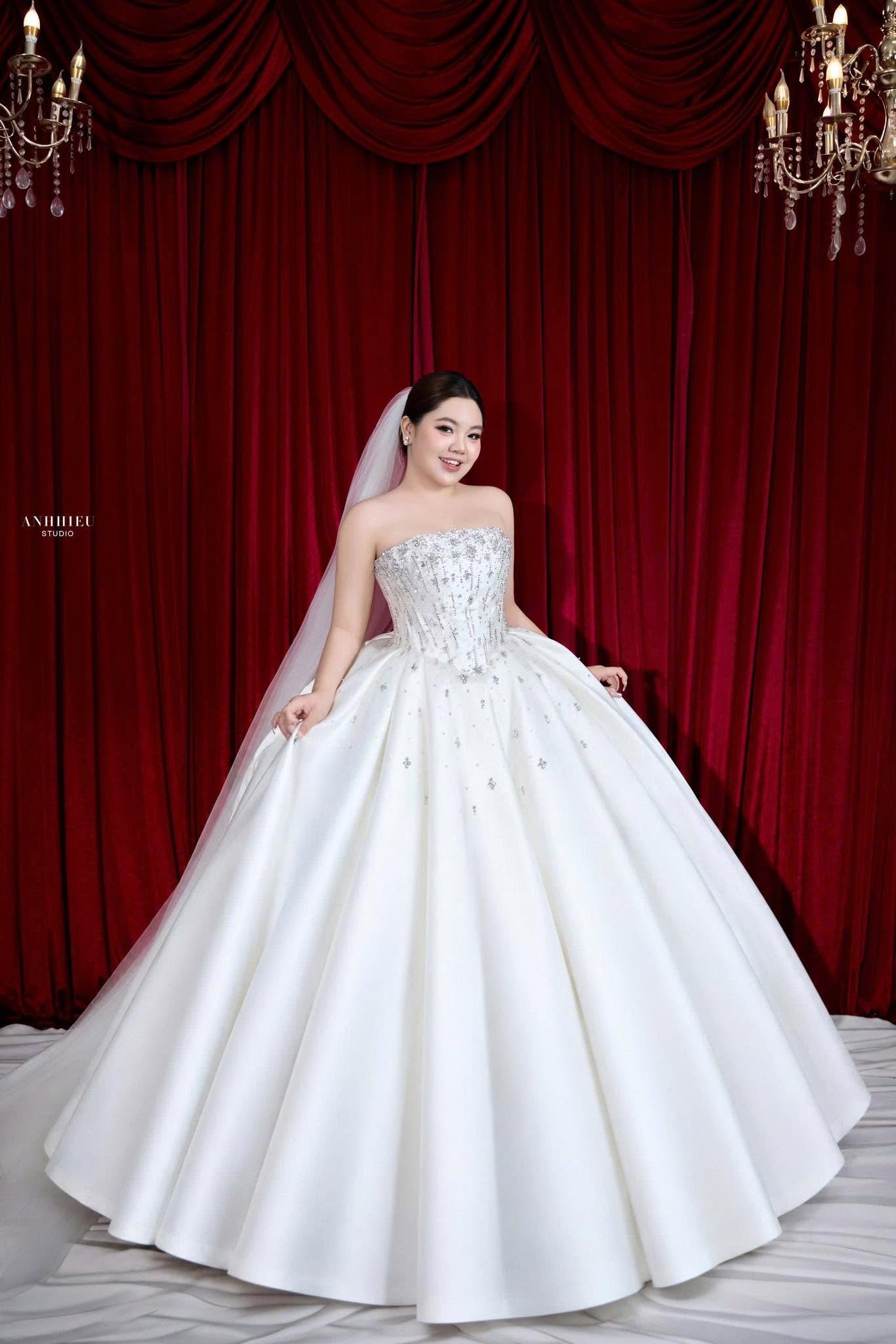 Cách Chọn Dáng Cổ Áo Cưới: Cổ Tim, Cổ Vuông Hay Cúp Ngực Che Bắp Tay Tốt Nhất?